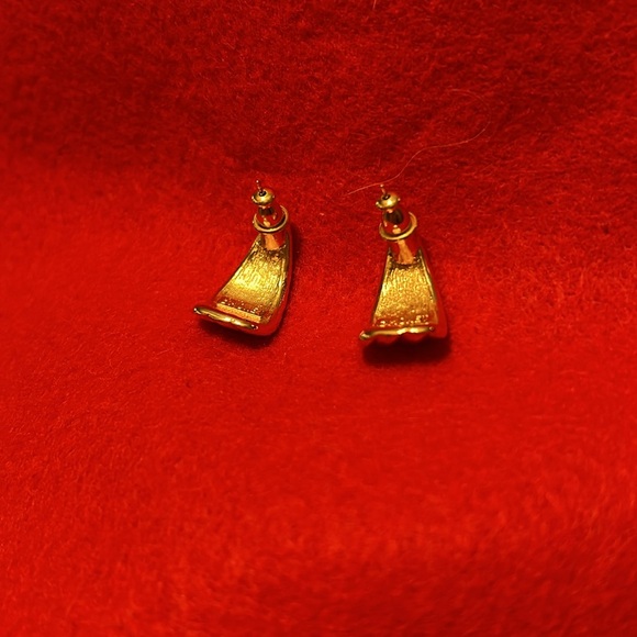 Women’s Beautiful Vintage Monet gold Fan pierced earrings 3/4” - Picture 4 of 5